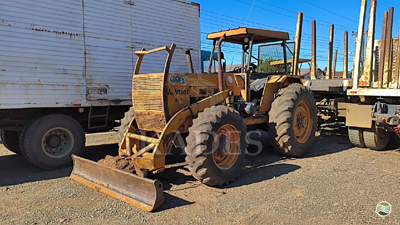 TRATOR VALMET VALMET 128 Tração 4x4 Kades Central De Máquinas CACADOR SANTA CATARINA SC